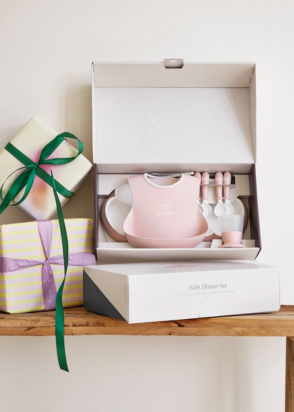 Dinnerware set in powder pink with baby plates, cup and cutlery and a bib with spill pocket - BabyBjörn