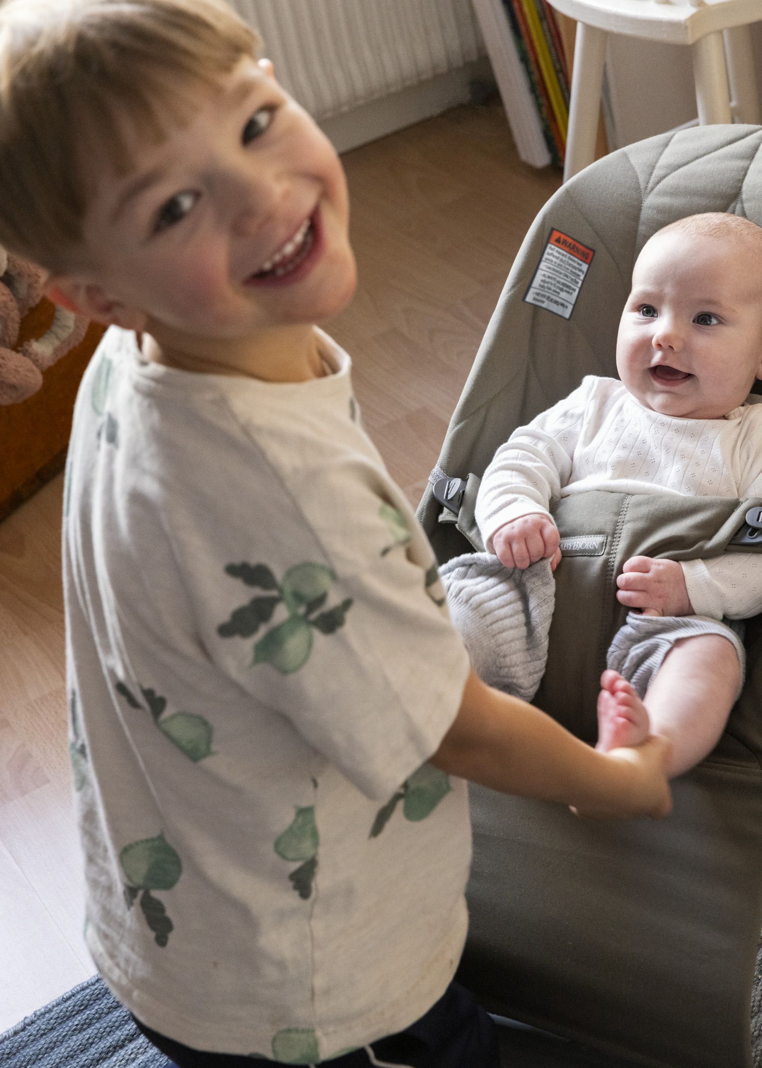 Bouncer Bliss in Anthracite petal quilt - BabyBjörn