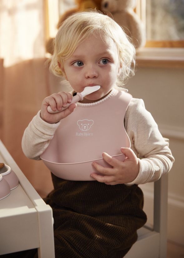 Baby Bib in 2-pack with deep spill pocket - BabyBjörn