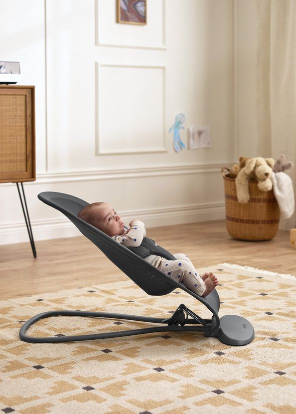 Bouncer Begin Dark gray airy mesh from the side - BabyBjörn