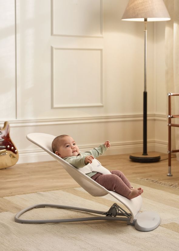 Bouncer Begin cream airy mesh from the side - BabyBjörn