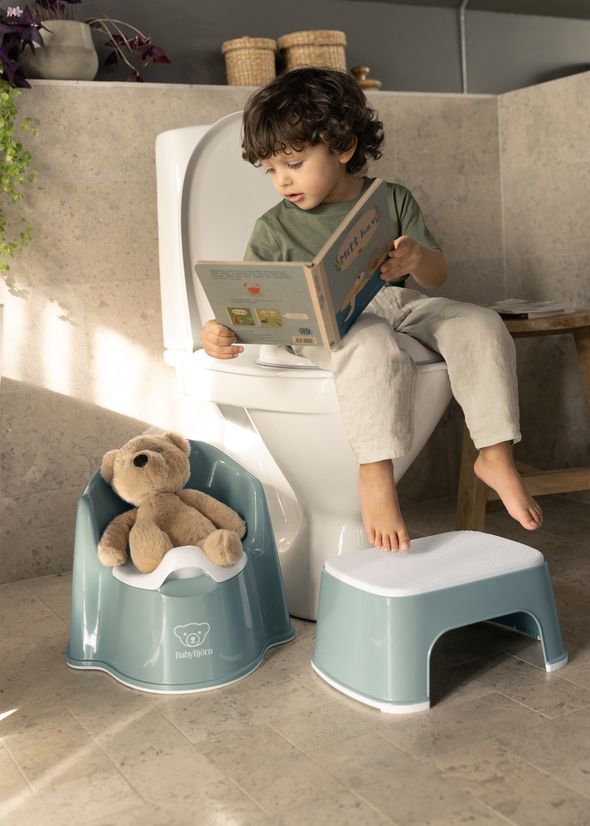 Potty training kit in powder green/white with potty chair, step stool and toilet training seat - BabyBjörn