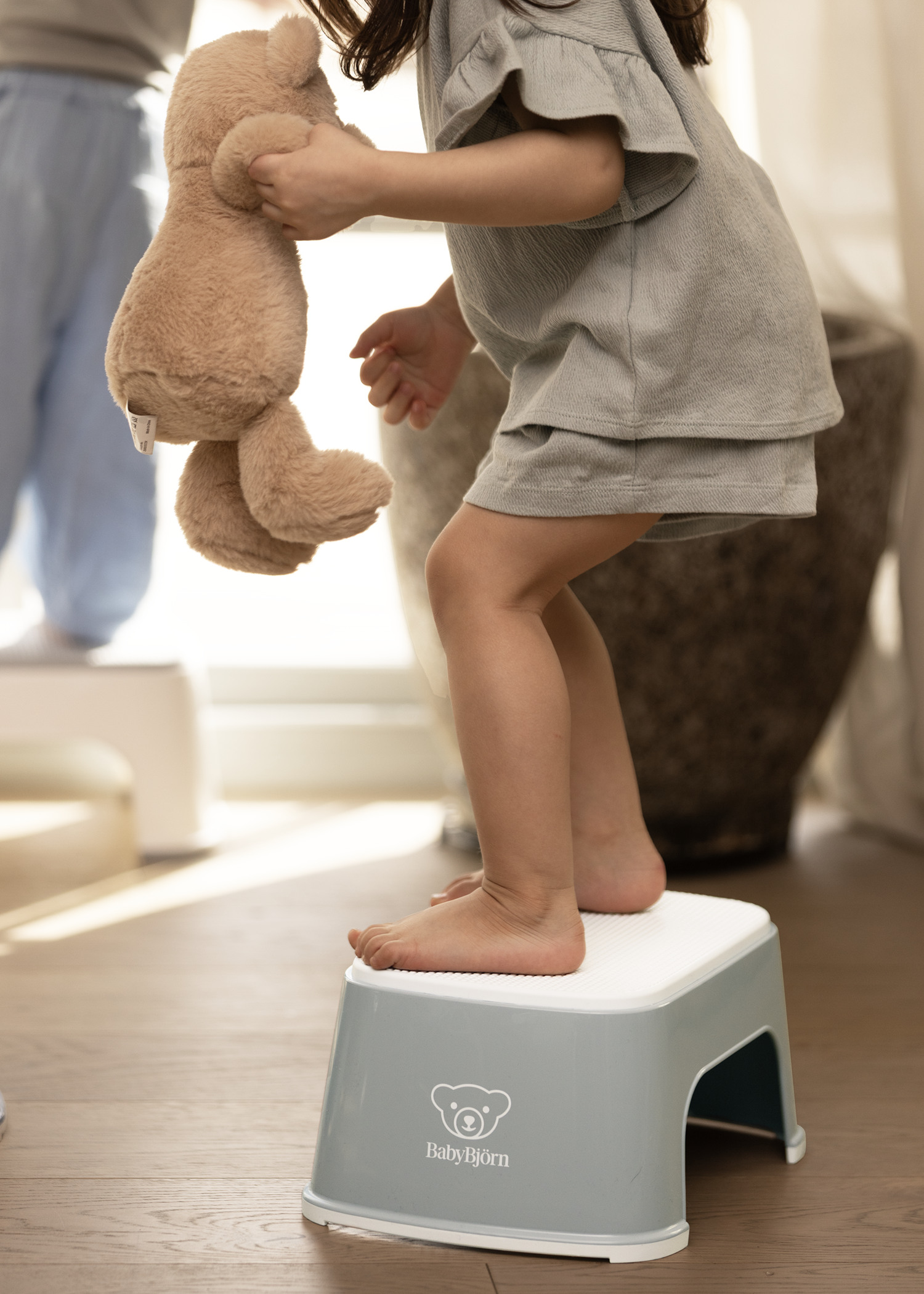061225-step-stool-gray-white-