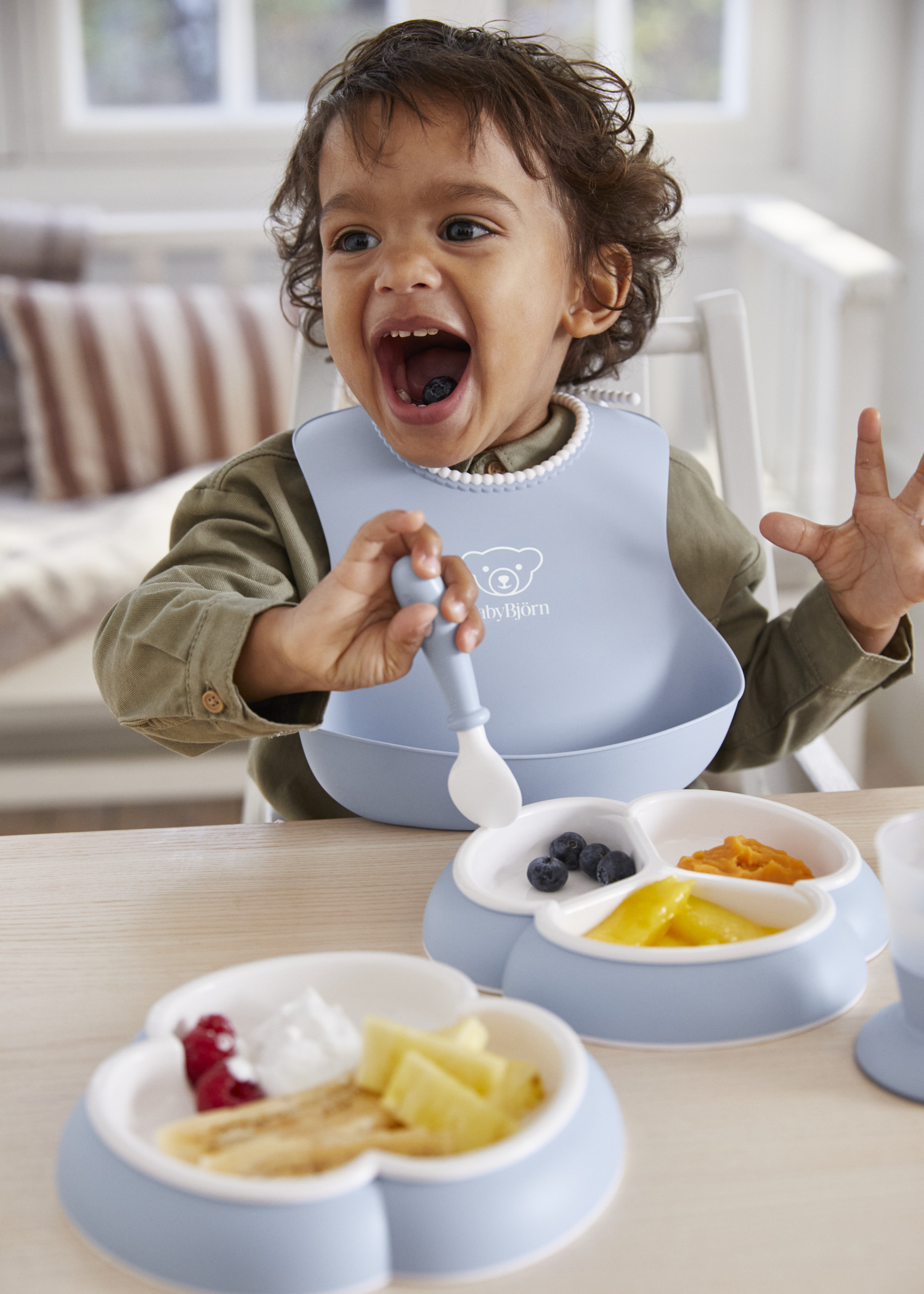 Baby bib with spill pocket in safe plastic | BabyBjörn