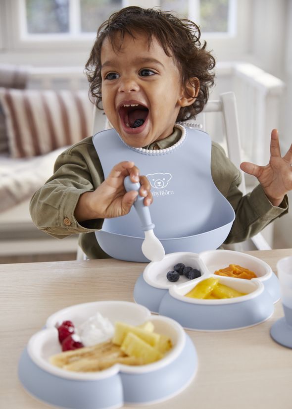 Baby Bib in powder blue with a big spill pocket - BabyBjörn