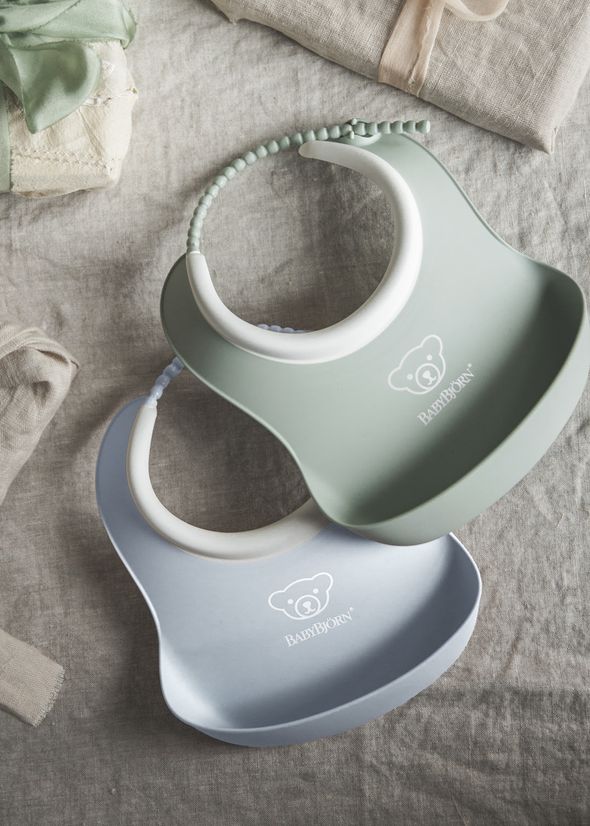 Small Baby Bib in 2-pack in powder blue/powder grey with spill pocket - BabyBjörn