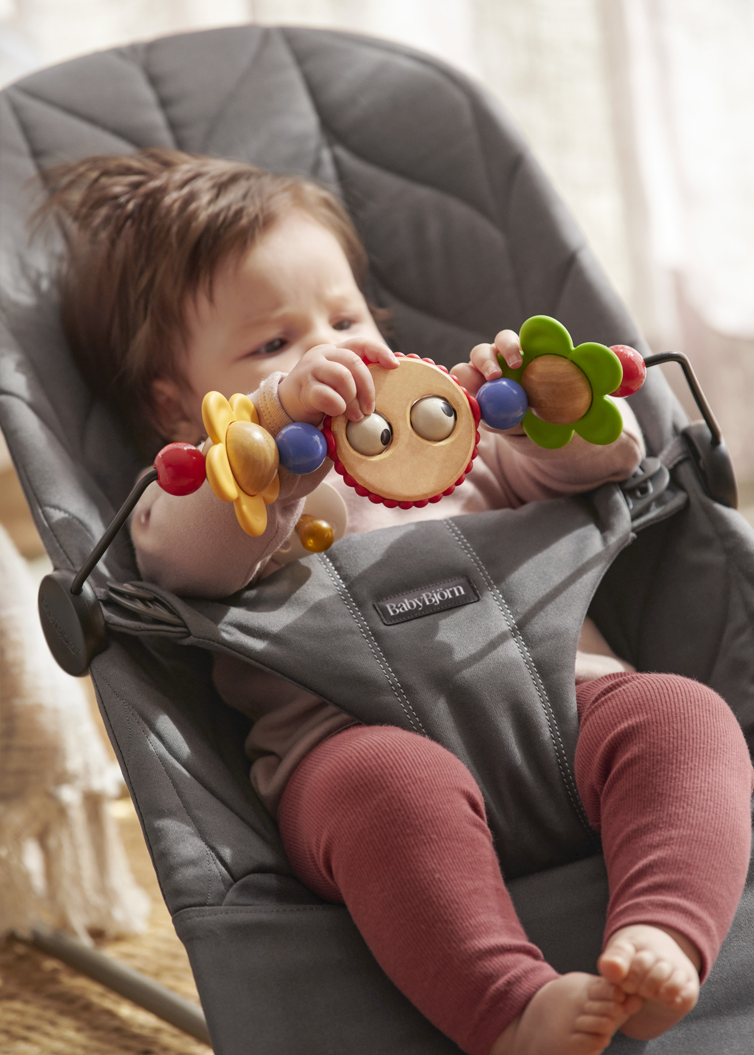 BabyBjorn バウンサー ブラウン おもちゃバー付き 公式】ベビービョルン バウンサー用トーイ｜安全・シンプル | BabyBjörn