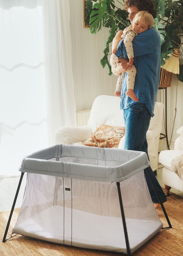 Putting a child to sleep in BabyBjörn's Travel Cot Light