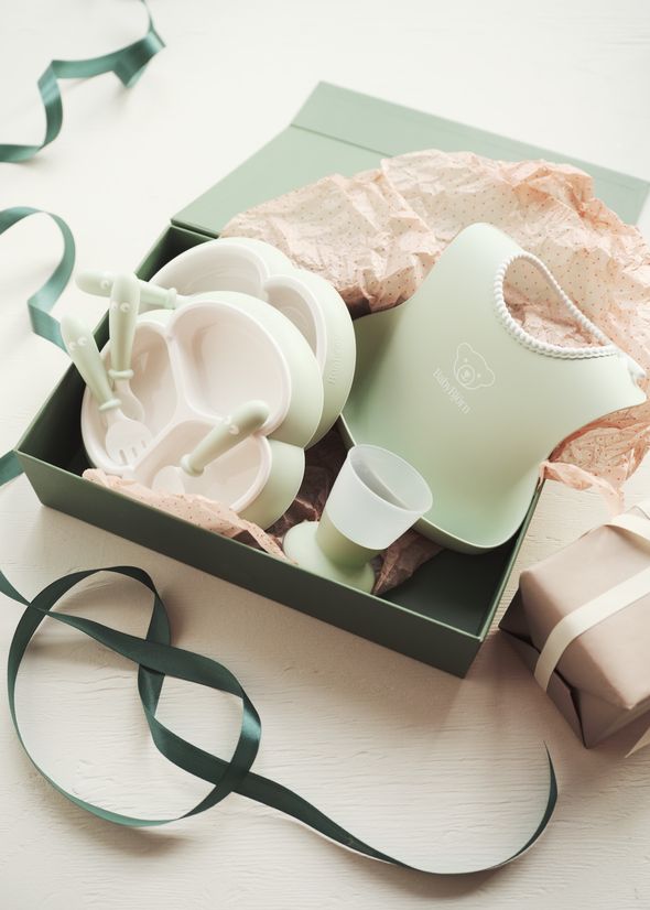 Dinnerware set in powder green - BabyBjörn gifts in a nice box with plates, a bib and baby cups and silverware