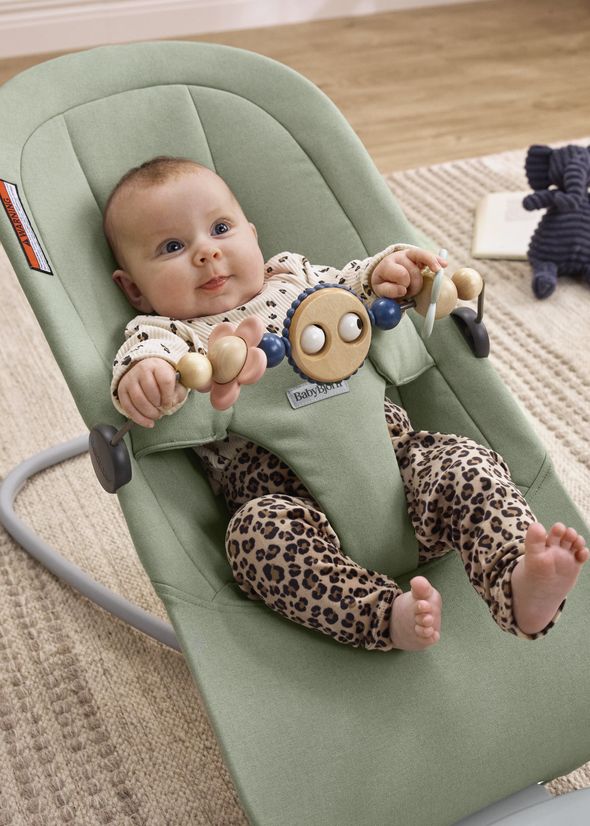Baby bouncer Begin and Toy bar googly eyes in pastels - BabyBjörn
