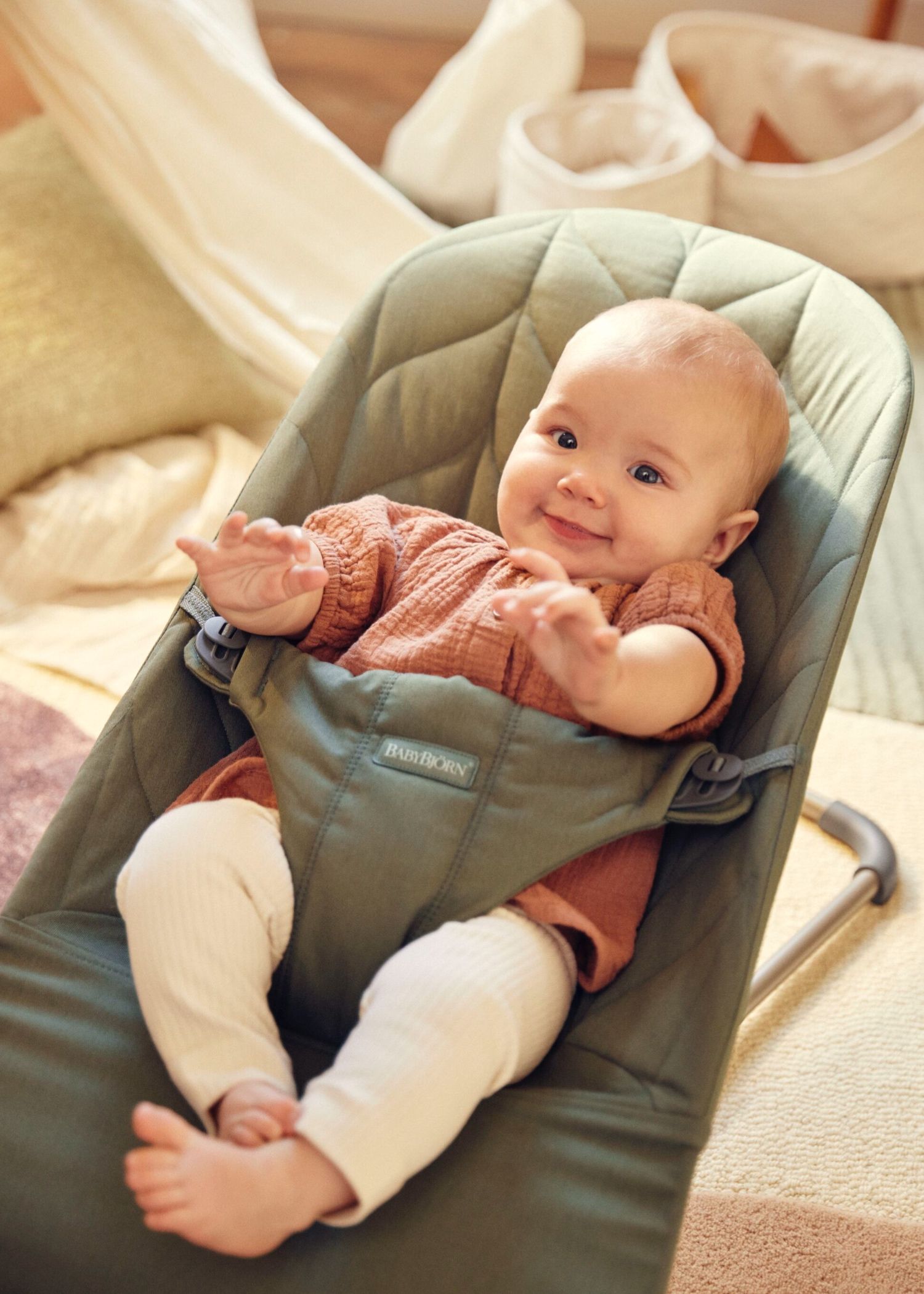 Bouncer Bliss in Dark green woven petal quilted cotton - BabyBjörn