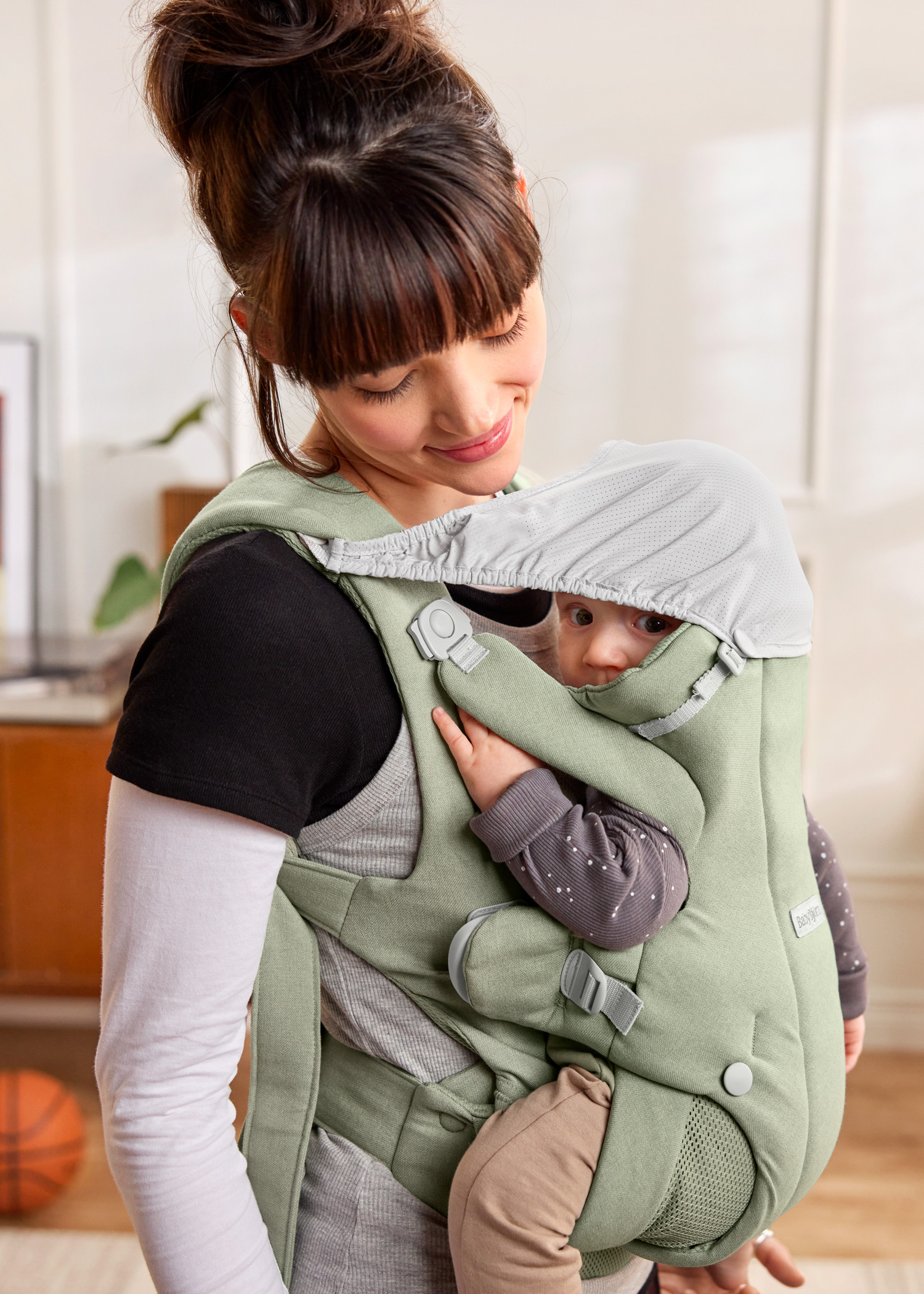Baby Carrier Hold | Easy Wrap-Around Design | BabyBjörn