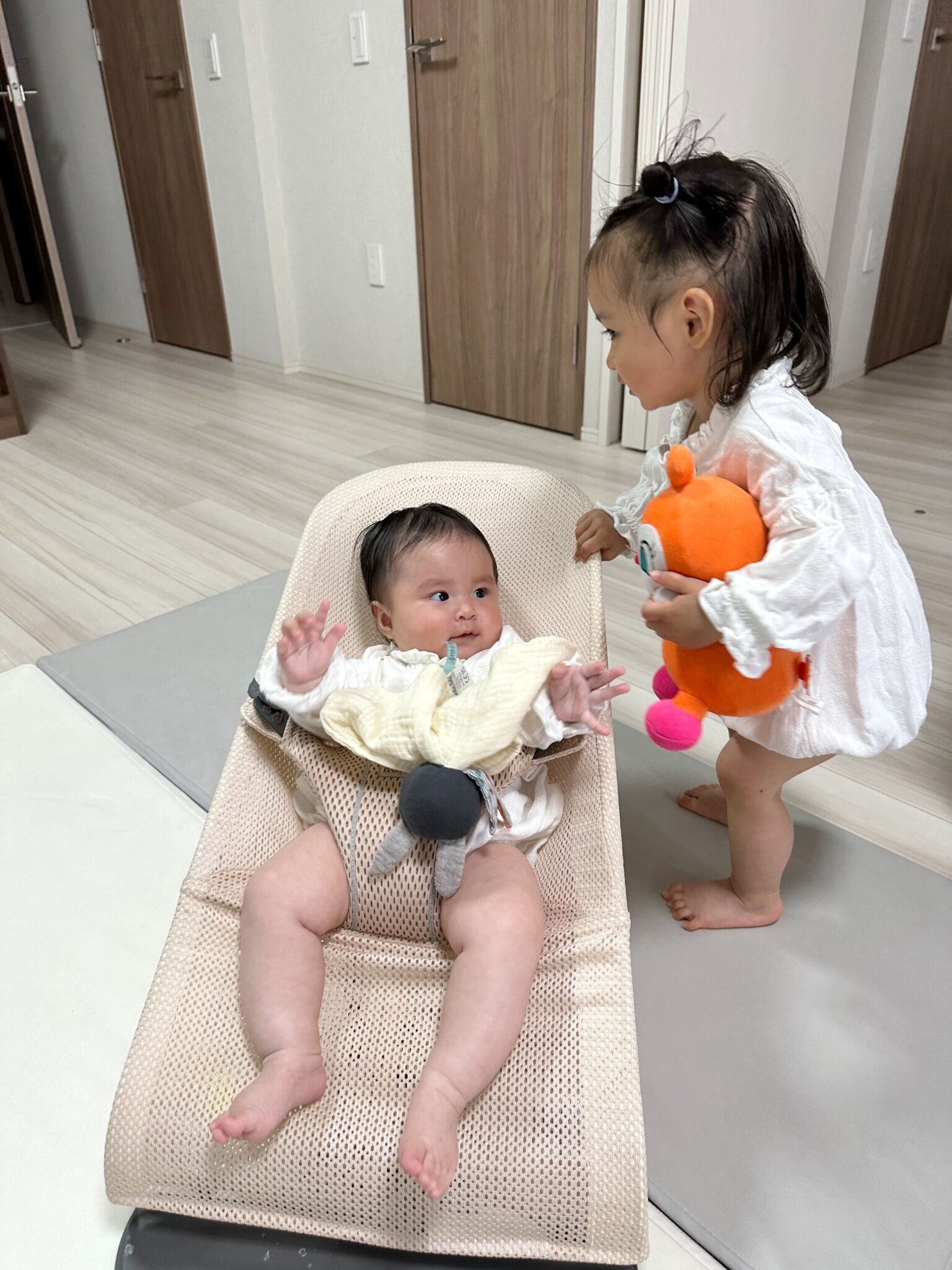 Babybjörn Vol.4 Bouncer Bliss featuring Arisa Wada with Baby