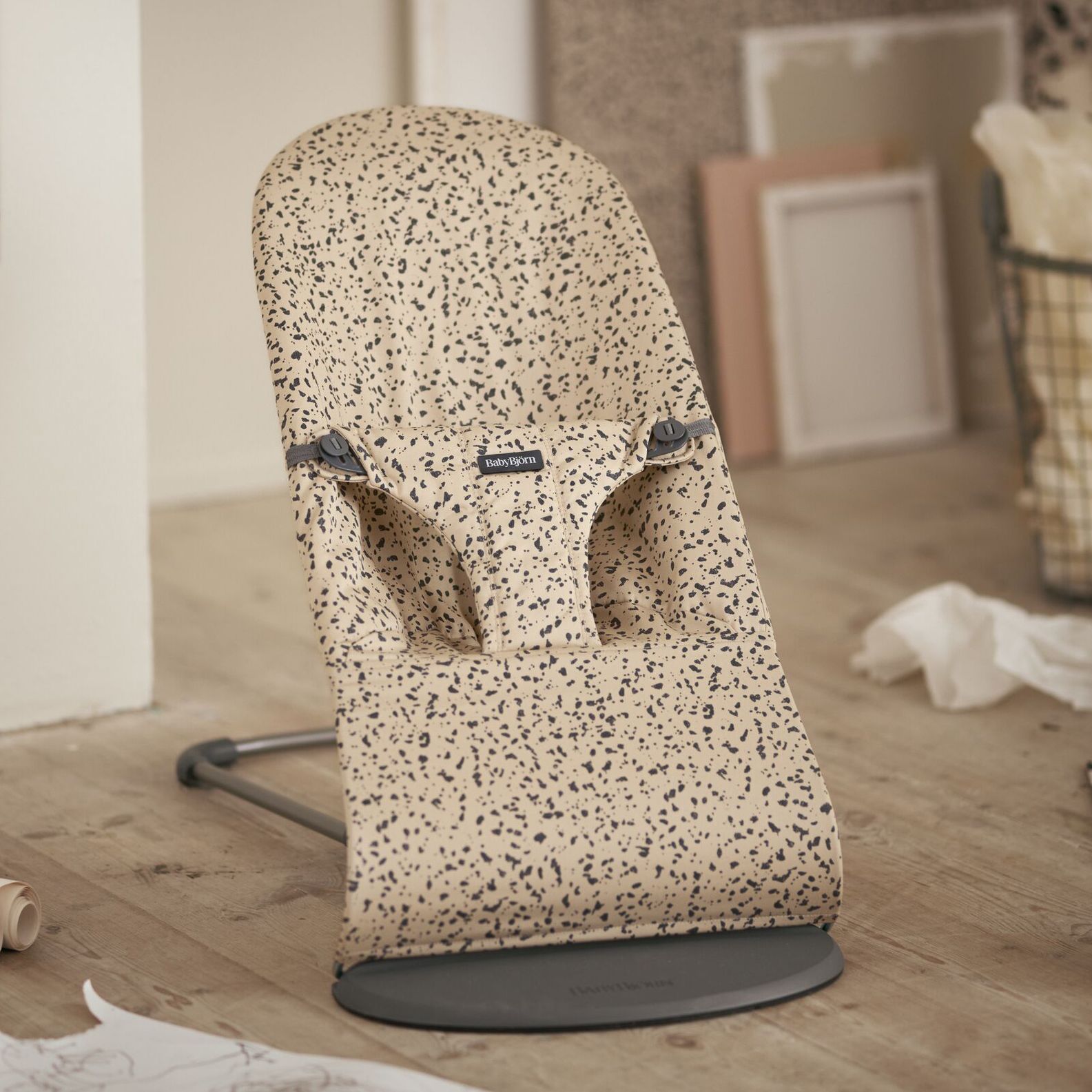Bouncer Bliss in Beige/Dark Grey Print - Little Masterpieces by BabyBjörn