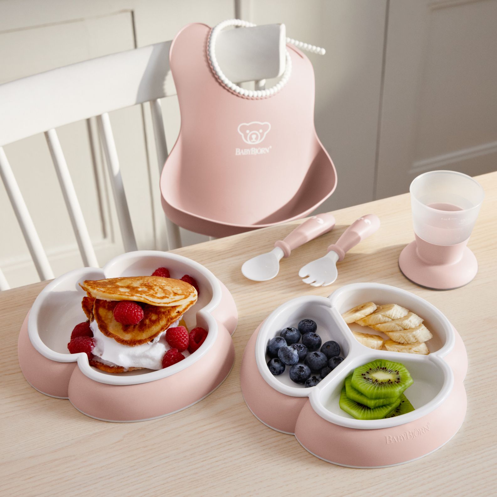 Your baby and food, Dinnerware with bibs and cups - BabyBjörn
