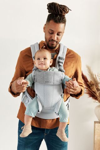 How to put on baby bjorn online