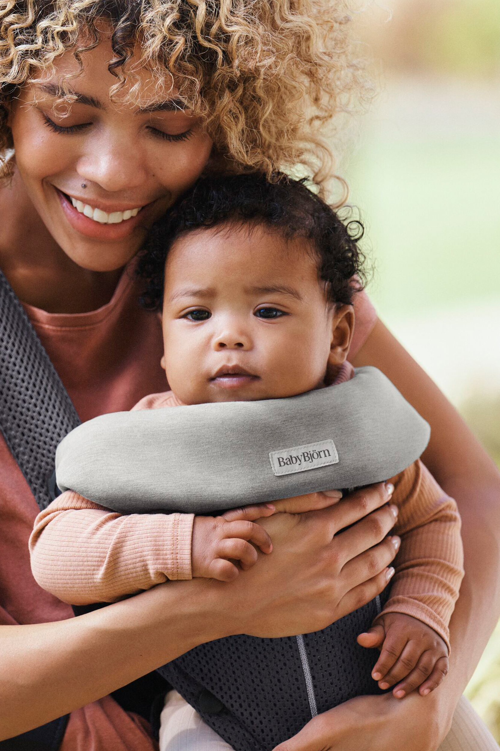 Alternativ bild 1 för BabyBjörn Haklapp till Move och Mini Bärsele Jersey (Light Grey)