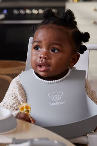 Baby Bib in Gray with a deep spill pocket - BabyBjörn