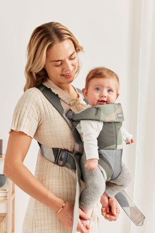 Baby bjorn outlet green carrier