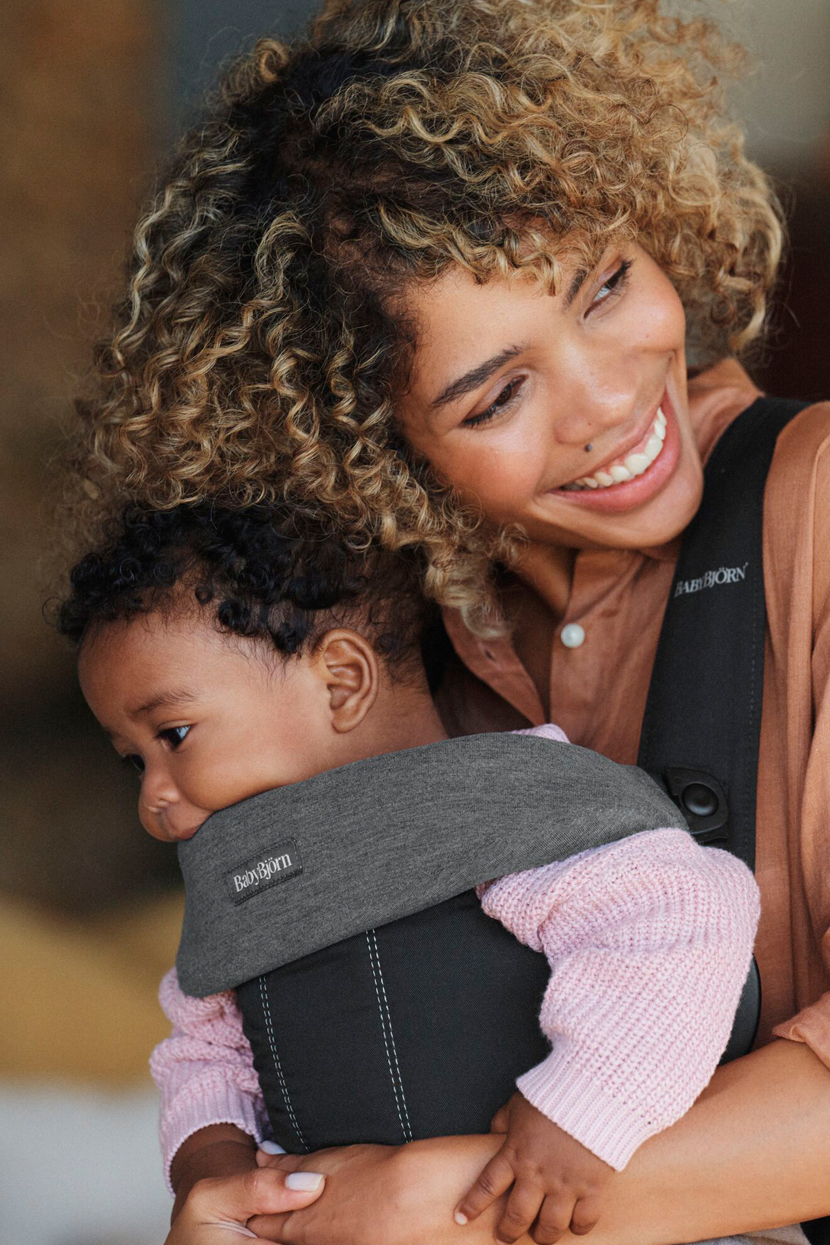 Alternativ bild 1 för BabyBjörn Haklapp till Move och Mini Bärsele Jersey (Dark Grey)