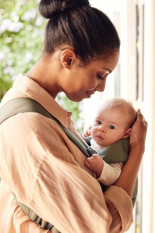 Carrying a newborn outlet in a babybjorn