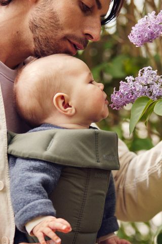 Carrying a newborn outlet in a babybjorn