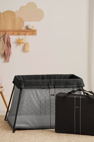 Play yard in black mesh including transport bag - BabyBjörn