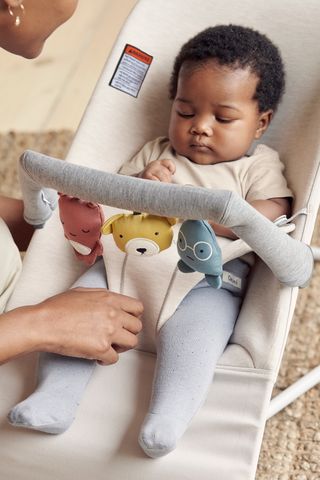 Bouncer Bliss in soft Light beige 3D Jersey with cute toy Soft friends - BabyBjörn