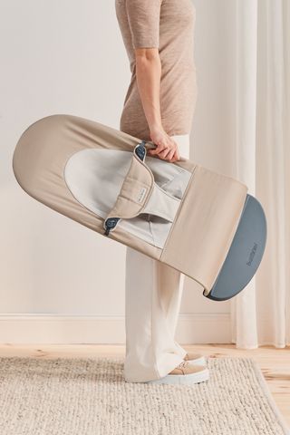 Hamaca Ergonómica Balance Soft de BabyBJorn - Beige/Gris - Doña Coletas