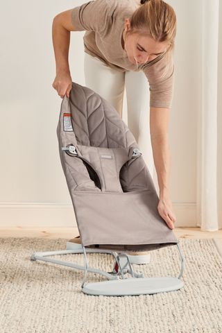 Bouncer Bliss Sand gray - Cotton, Petal quilt - Light gray frame BabyBjörn