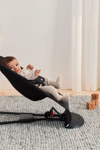 Die ergonomische Babywippe Balance Soft BabyBjorn