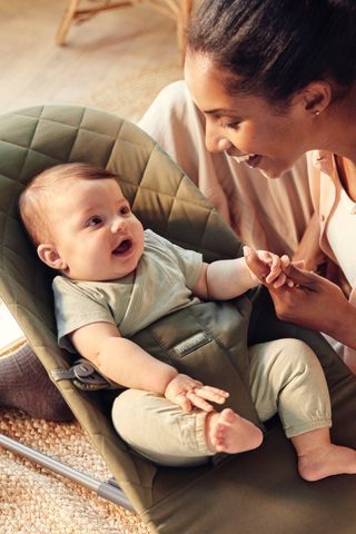 Bouncer Bliss in Dark green woven, mother and child - BabyBjörn