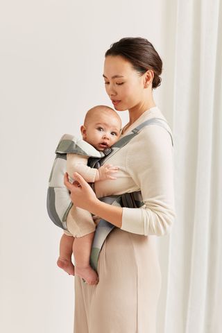 Baby bjorn green outlet carrier