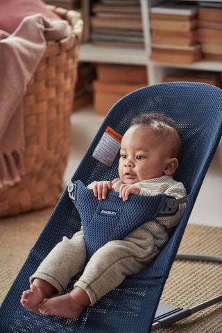 Bouncer Bliss Navy blue - Mesh - Dark gray frame BabyBjörn