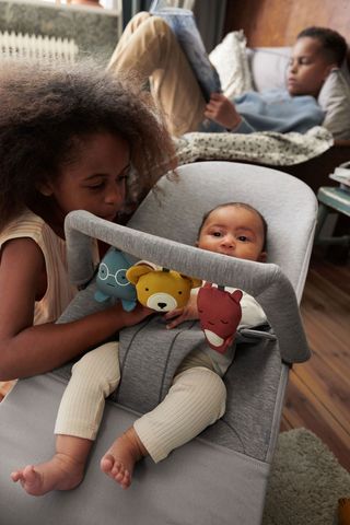 Arche d'activité BABYBJORN Jouet en bois Yeux Espiègles p/transat Babybjorn  Pas Cher 