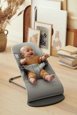 Baby bjorn 2024 bouncer into chair