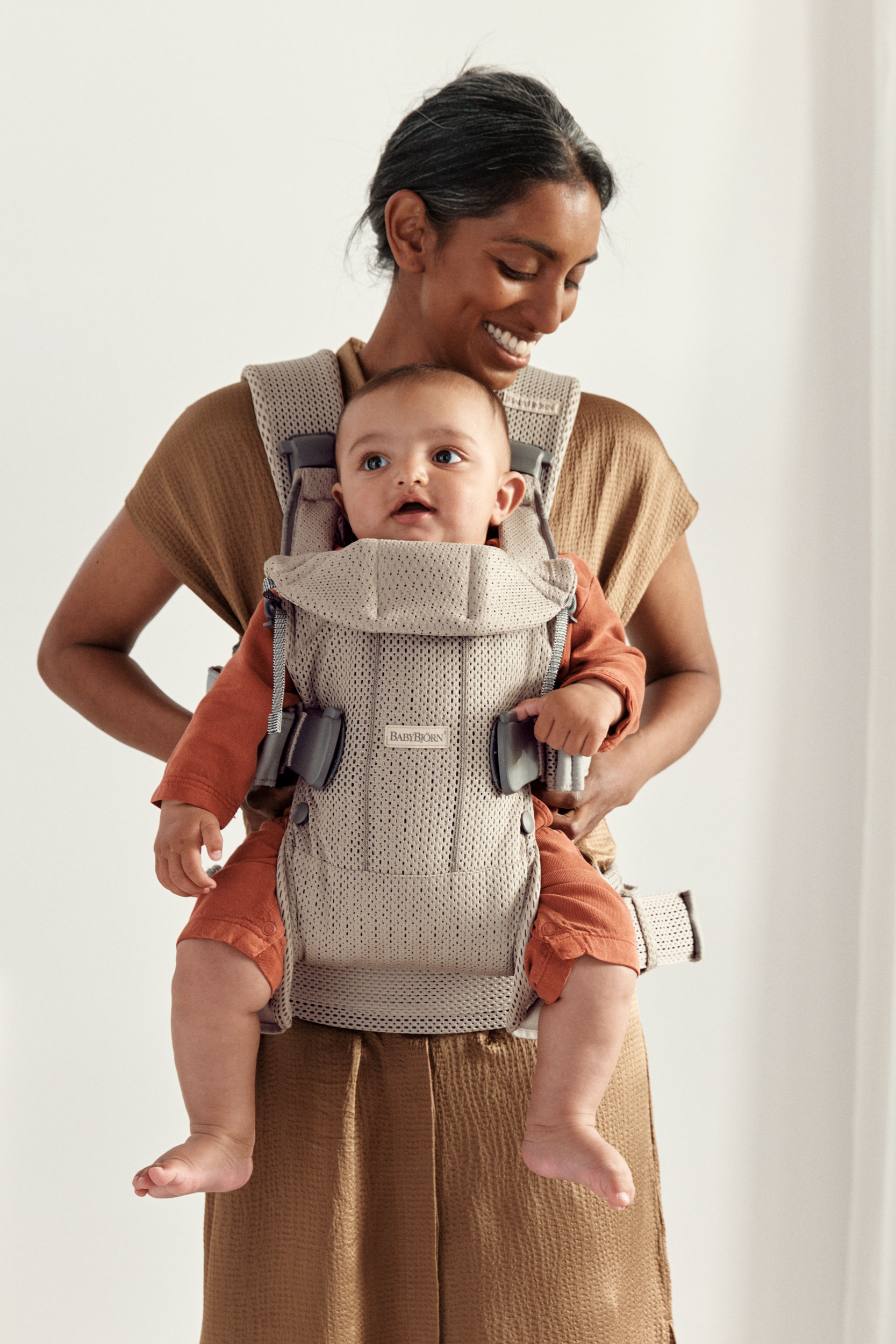 BabyBjörn Baby Carrier One Air ベージュ Baby Carrier One Air in flexible, airy mesh | BabyBjörn