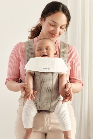 Soft bib that protects your Baby Carrier Mini Free BabyBjorn