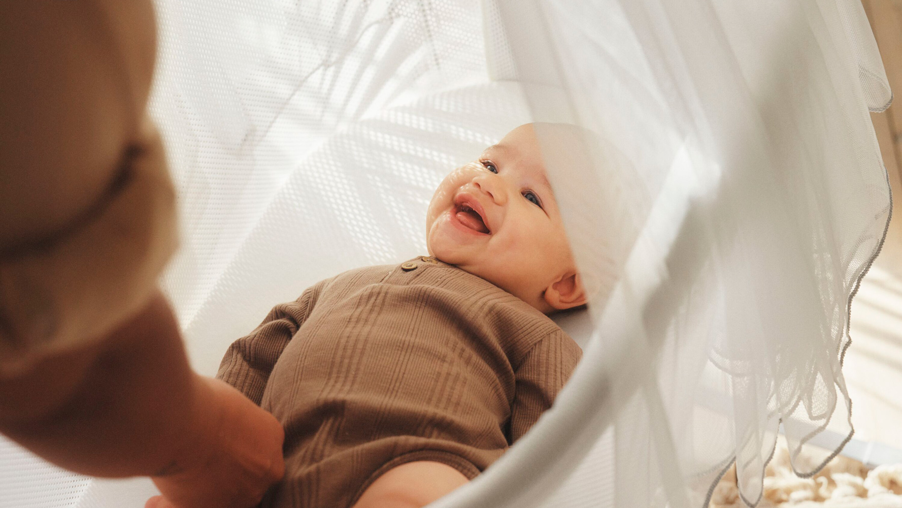 Baby Cradle in white airy mesh - BabyBjörn