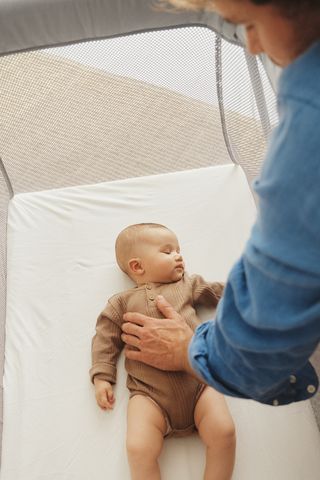 Sans doute le meilleur lit de voyage bébé : le Babybjörn Parapluie Light !  - Lucky Sophie blog famille voyage