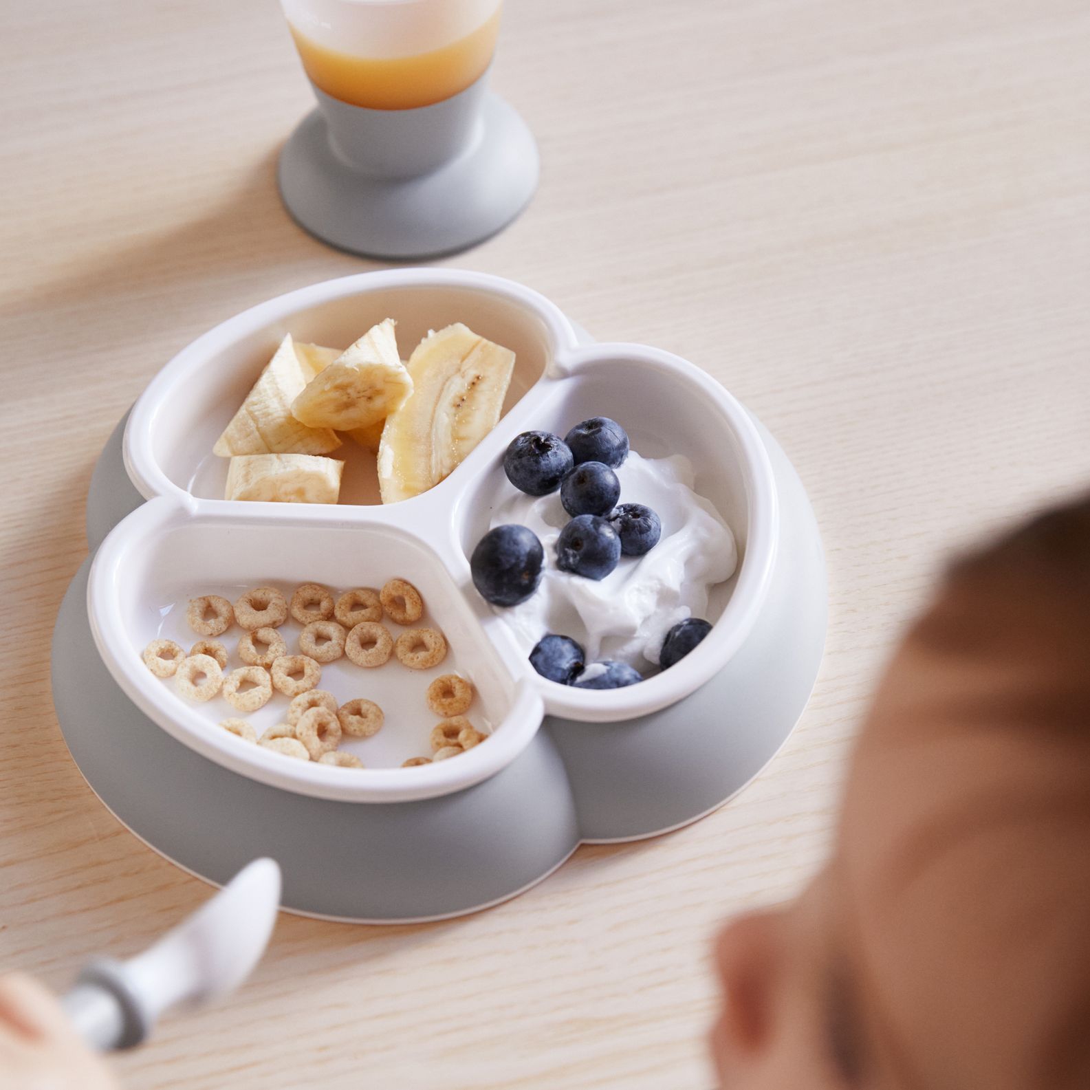 Your baby and food, nice Dinnerware in grey BPA-free plastic - BabyBjörn