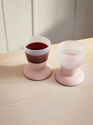 Baby cups in grip-friendly material