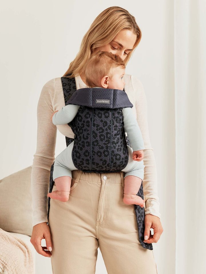 Porte bébé babybjorn shop noir et rouge