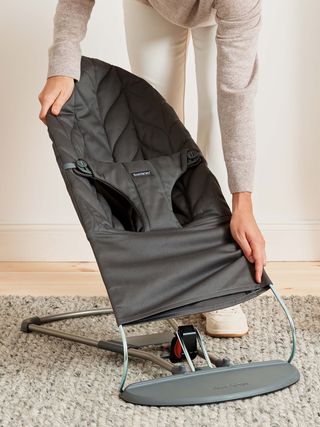 BabyBjörn® hamaca Bliss antracita Pétalo con juguete ojitos traviesos