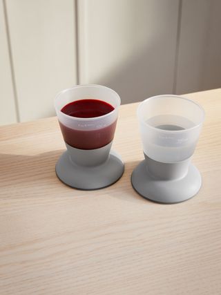 Baby cups in grip-friendly material