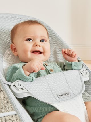 Transat Balance SOFT Noir et Gris foncé - BabyBjörn, en Coton - Le Trésor  de Bébé