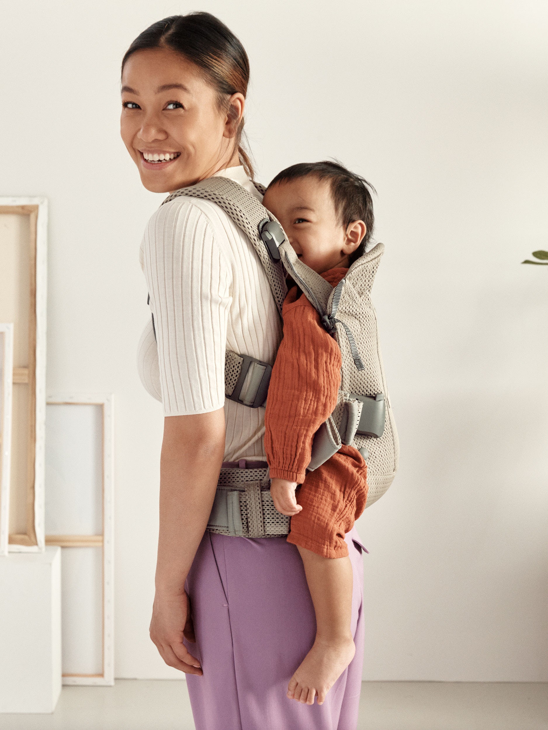 BabyBjörn Baby Carrier One Air ベージュ Baby Carrier One Air in flexible, airy mesh | BabyBjörn