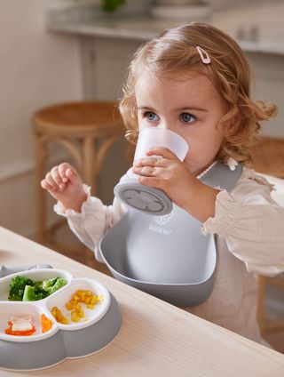 https://a.storyblok.com/f/187315/1885x2500/3f23f4aa59/babybjorn-077004-dinnerware-set-light-gray-lifestyle-03.jpg/m/320x424/smart/