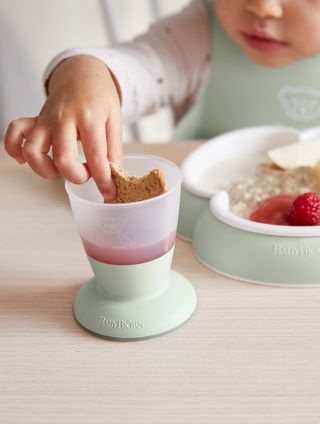 Baby cups in grip-friendly material