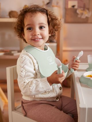 Assiette, cuillères… kit d'indispensables pour le repas de bébé